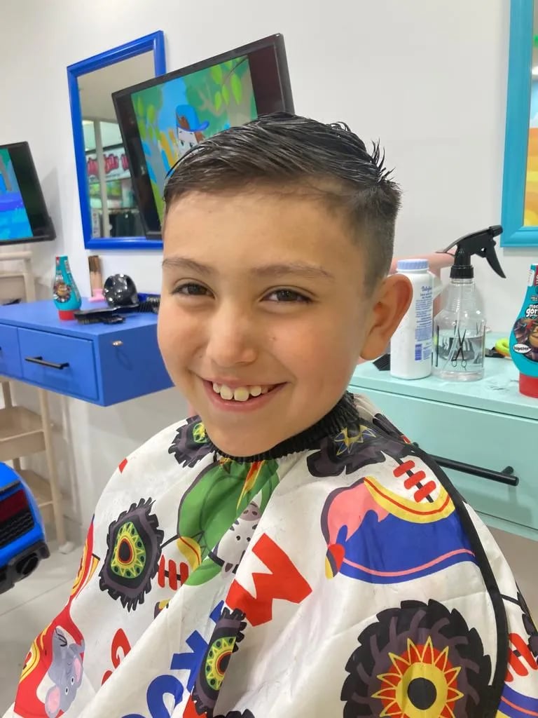 Niño feliz tras corte de pelo niños - Peluquería para niños Estilo Kids La Reina