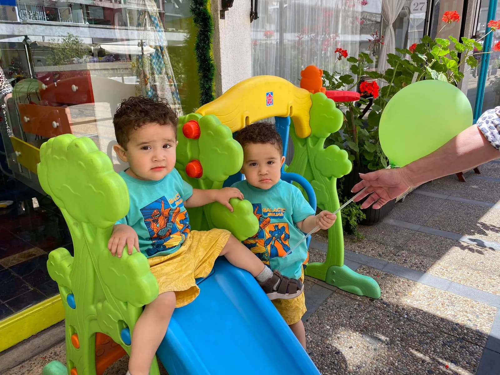 Estilo Kids Providencia - Niños jugando en la peluquería