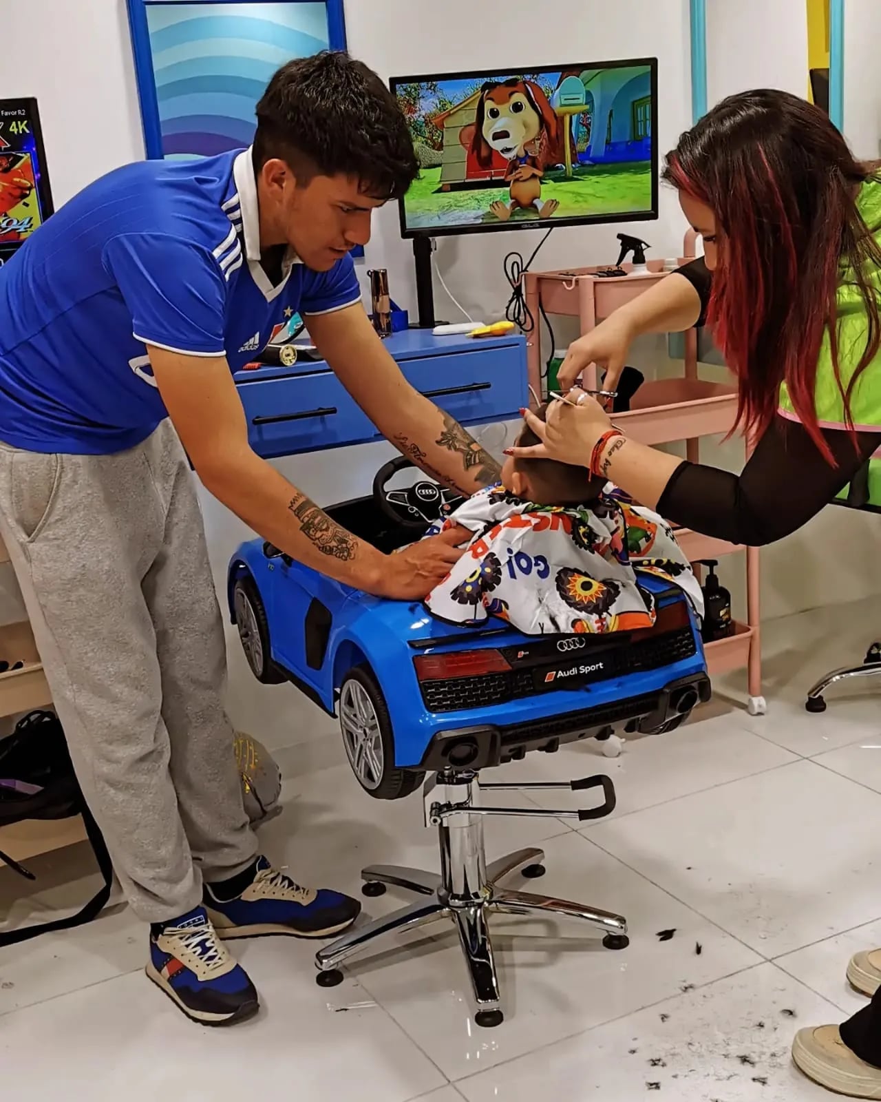 Corte de cabello infantil a bebé en autito azul - Peluquería para bebés Estilo Kids San Bernardo