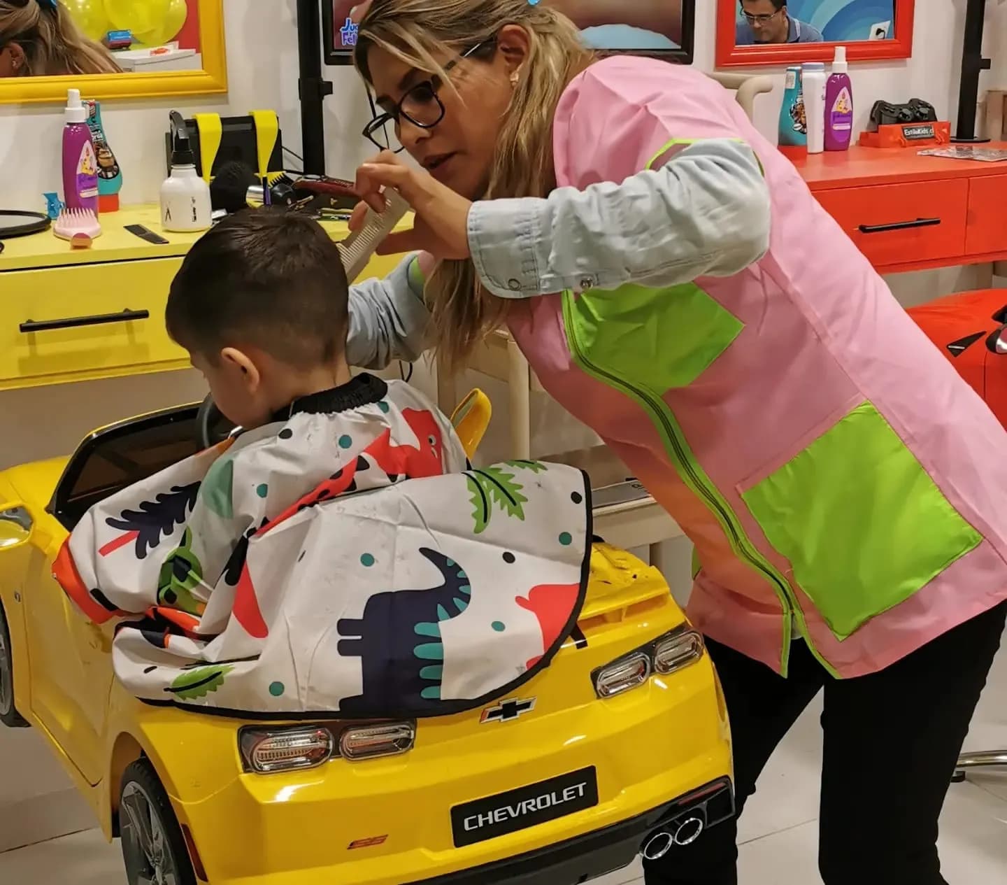 Estilo Kids San Bernardo - Niño en auto amarillo