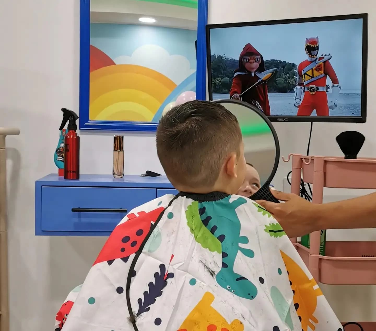 Estilo Kids - Niño disfrutando su corte