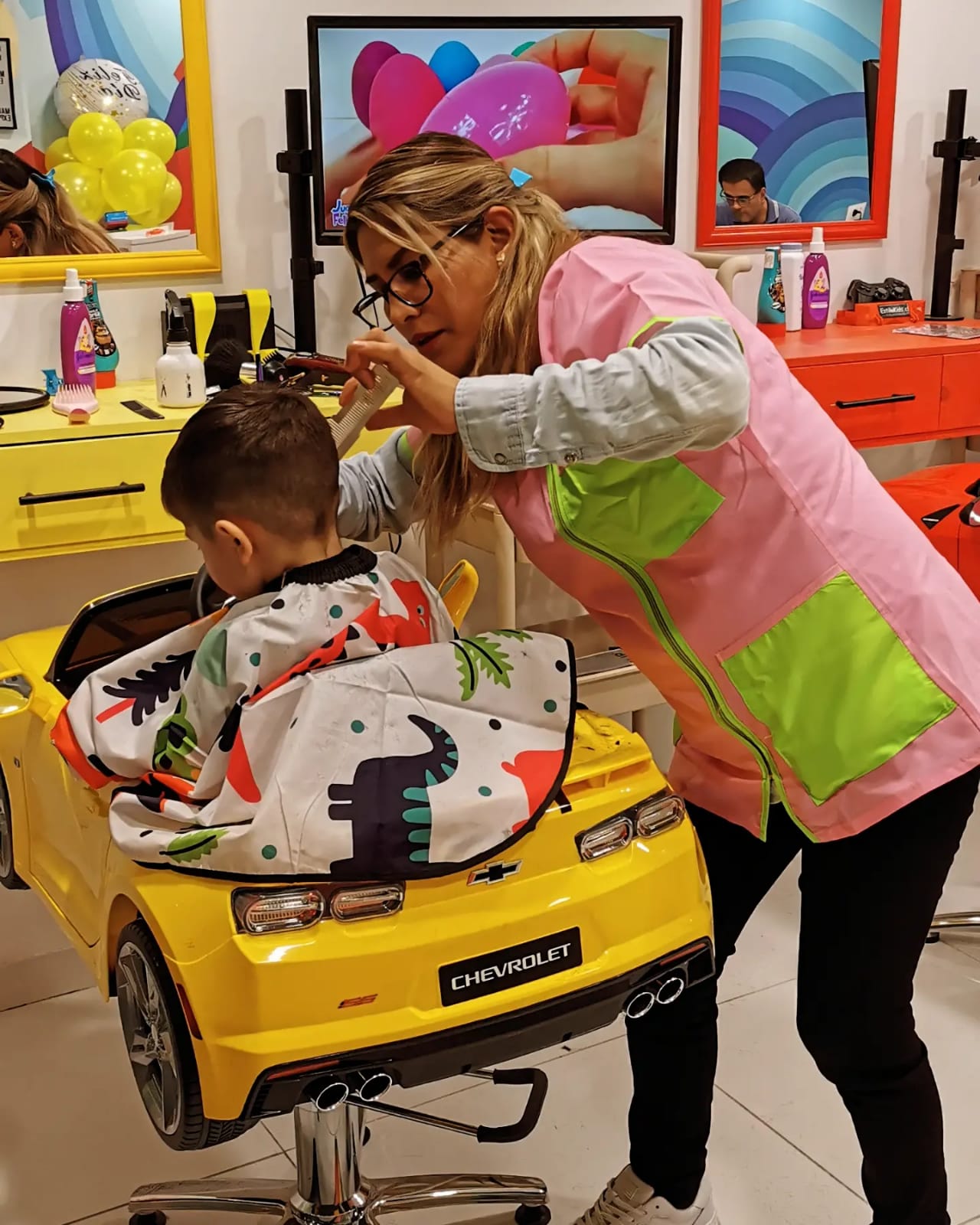 corte de pelo bebe en autito amarillo de estilo kids